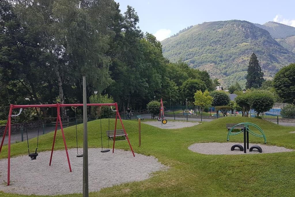 Grand T2 Calme Et Cosy Au « Pyrenees Palace » Bagnères-de-Luchon المظهر الخارجي الصورة